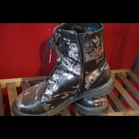 Boots - Picture 3 of 5